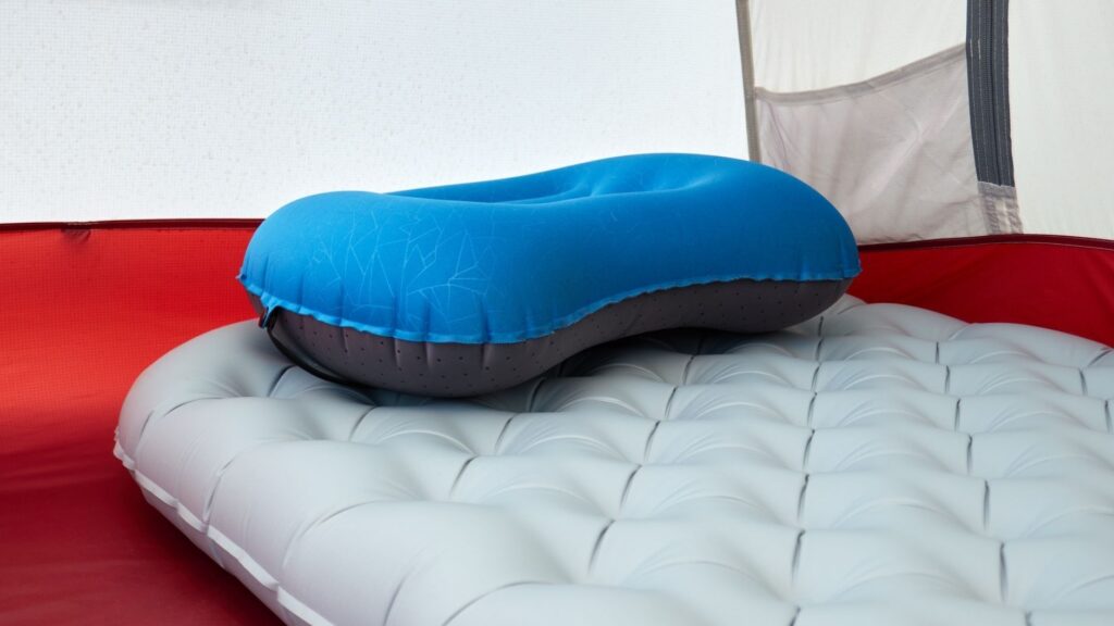 Deux matelas de camping superposés dans une tente, dont un bleu
