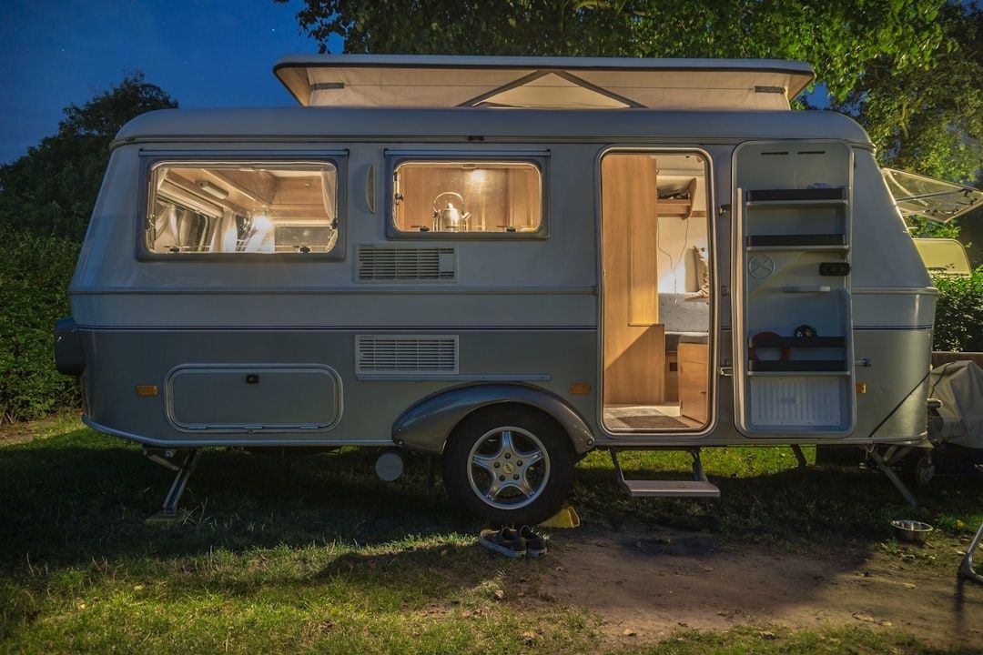 Caravane installée au camping, porte ouverte et toit relevé